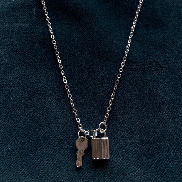 Silver Mini Key Padlock Clavicle Necklace - Picture 5 of 5